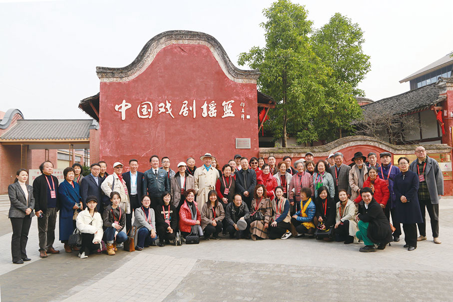 ◆ 江安縣委書記李強與國立劇專歷屆學生後代合影。