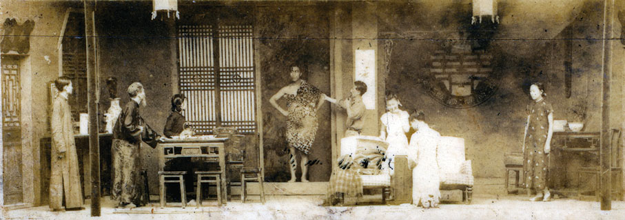 ◆ 1942年6月5日在江安本校劇場演出由洪深導演、曹禺編劇《北京人》劇照。