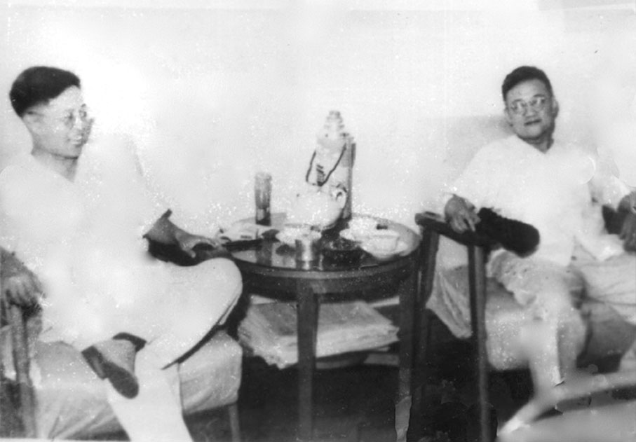 ◆ 1940年曹禺（左）與巴金（右）在江安合影。