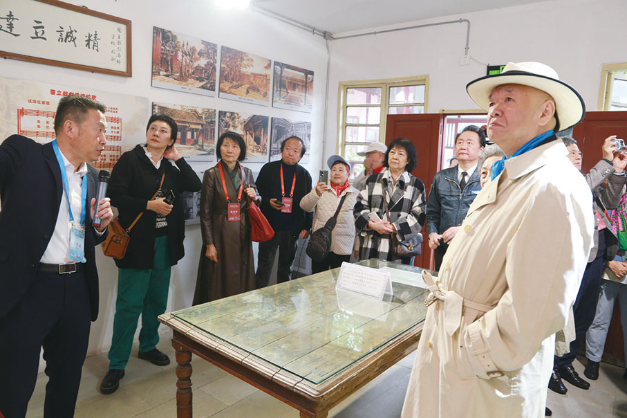 ◆ 國立劇專紀念館館長張毅介紹紀念館展品。