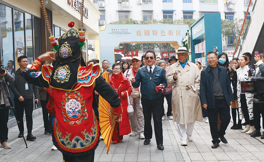 ◆ 江安縣委書記李強陪同嘉賓參觀江安戲劇特色街區。
