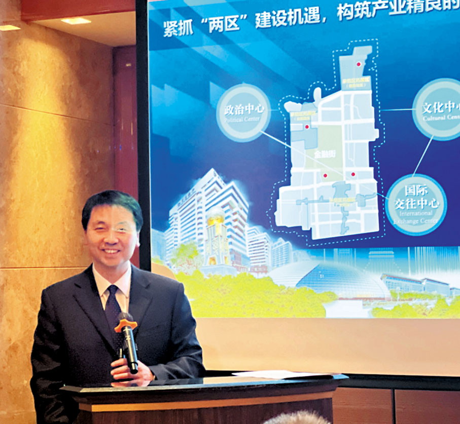 ◆北京市西城區副區長曾林峰作西城招商引資與營商環境主題推介。 香港文匯報記者蔡競文  攝