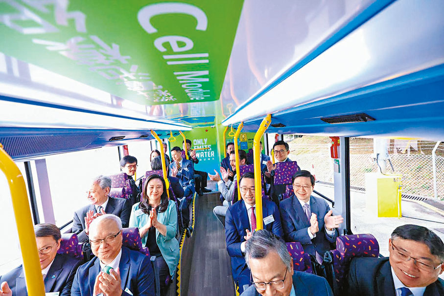 ◆李家超昨日試搭城巴的氫能雙層巴士。李家超Fb圖片