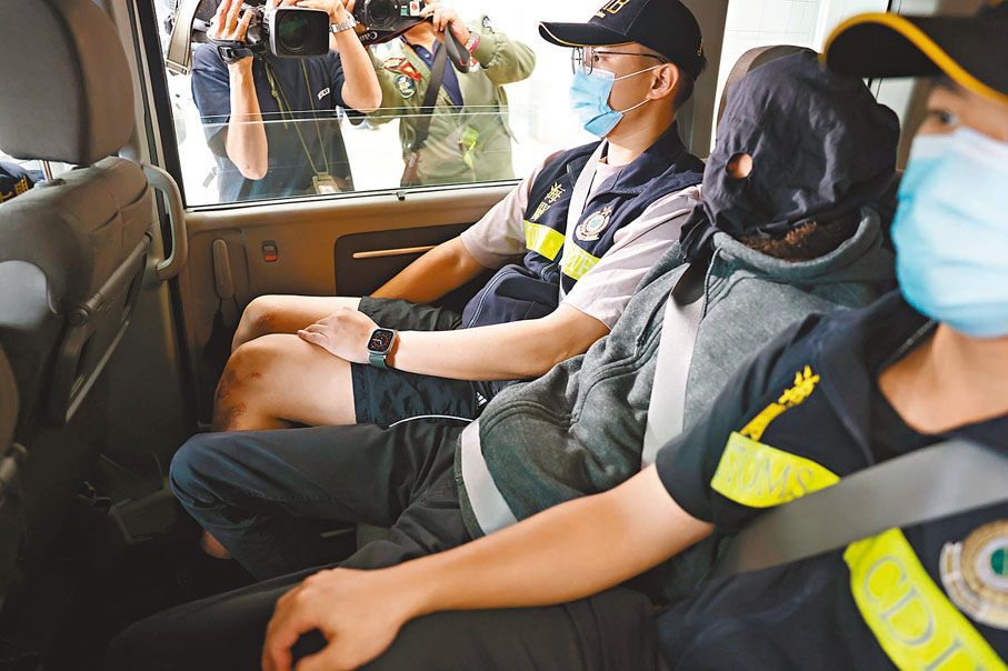 ◆被海關毒品調查科拘捕的涉案疑犯。香港文匯報記者劉友光 攝