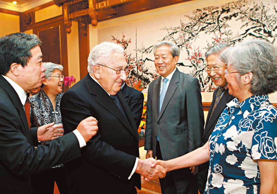◆2011年6月27日，紀念基辛格首次訪華40周年座談會在京舉行。圖為會前基辛格與親歷他訪華的各界人士和老朋友親切見面。資料圖片