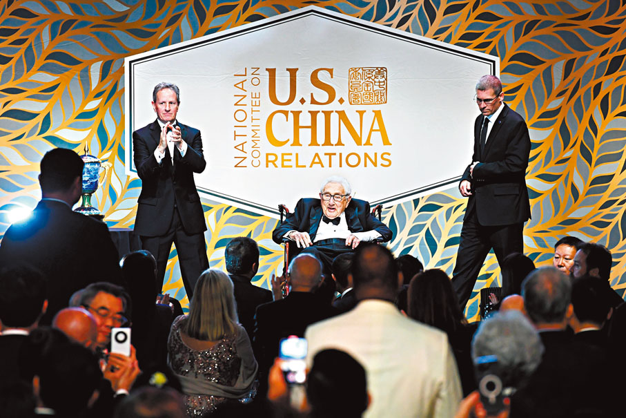 ◆2023年10月24日，基辛格（中）出席在紐約舉行的美中關係全國委員會年度頒獎晚宴。  新華社