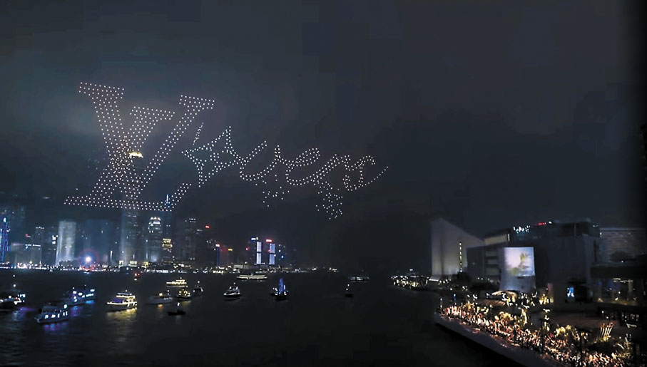 ◆LV時裝騷在尖沙咀星光大道上演，維港是最美麗背景。