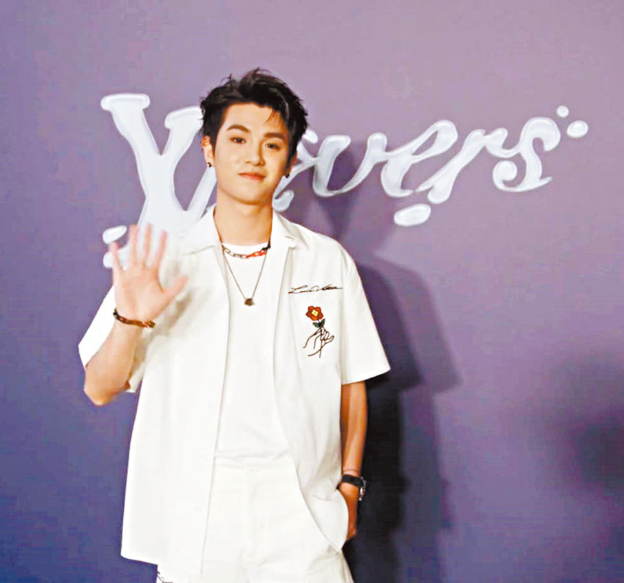 ◆黃明昊一身清爽裝扮盡顯少年感。