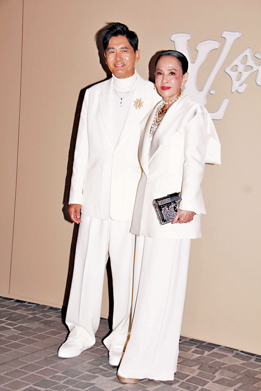 ◆發哥攜發嫂以白色情侶裝到場睇騷。