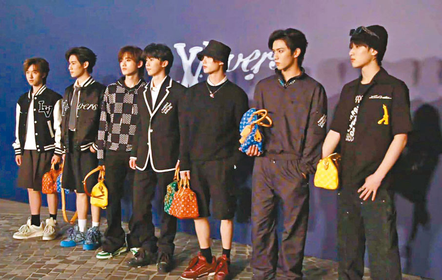 ◆內地男團TNT時代少年團全員黑武士。