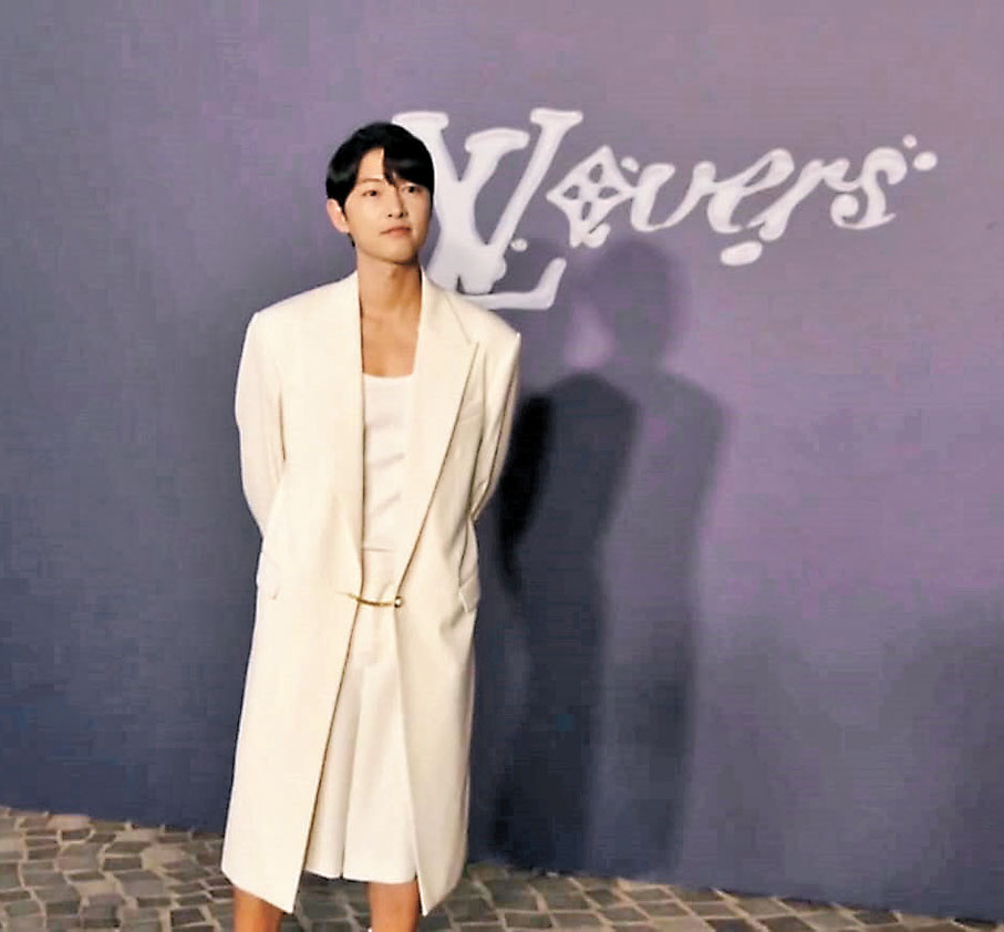 ◆宋仲基一身白色時尚長衫，好似白馬王子。