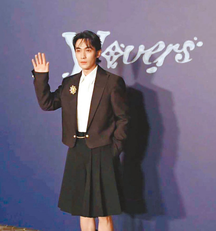 ◆朱一龍呢身及膝裙褲，好復古。