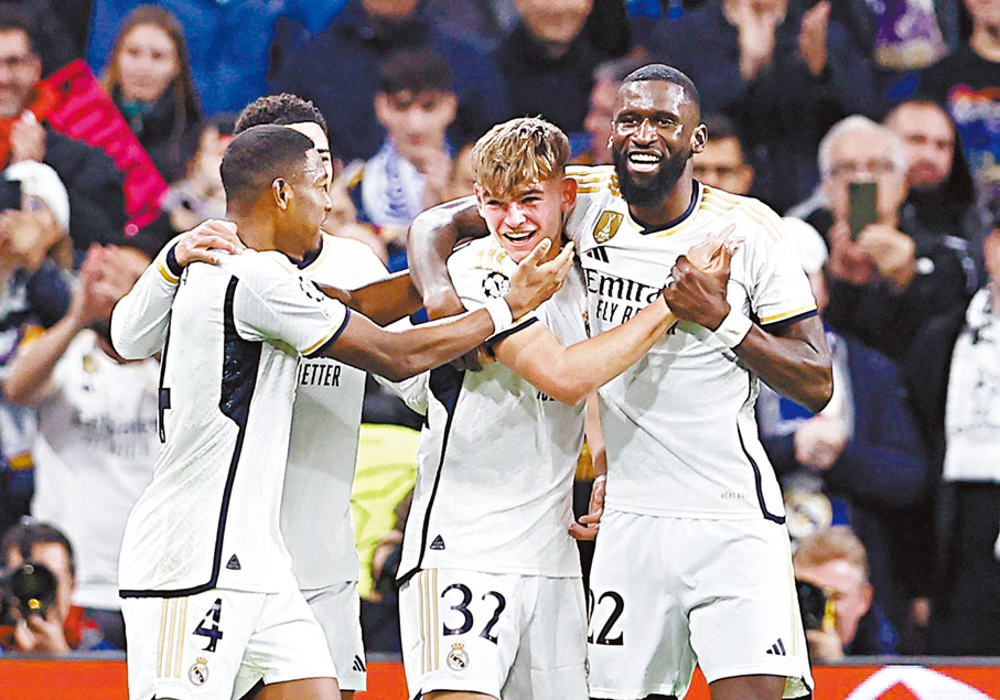 ◆尼高柏斯（右二）受到隊友熱烈祝賀。路透社