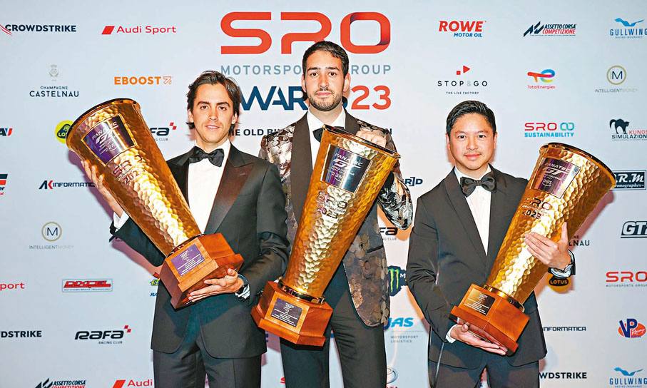 ◆許建德（右）與隊友Chris Froggatt（中）、Eddie Cheever III獲頒GT歐洲耐力賽銅盃總冠軍獎盃。