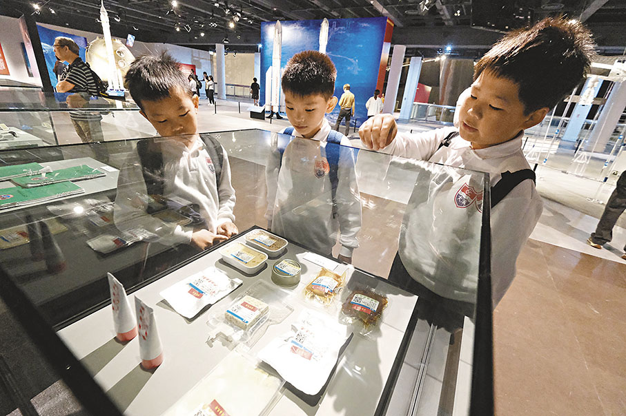 ◆學生觀賞航天員在空間站的食品。 香港文匯報記者涂穴  攝