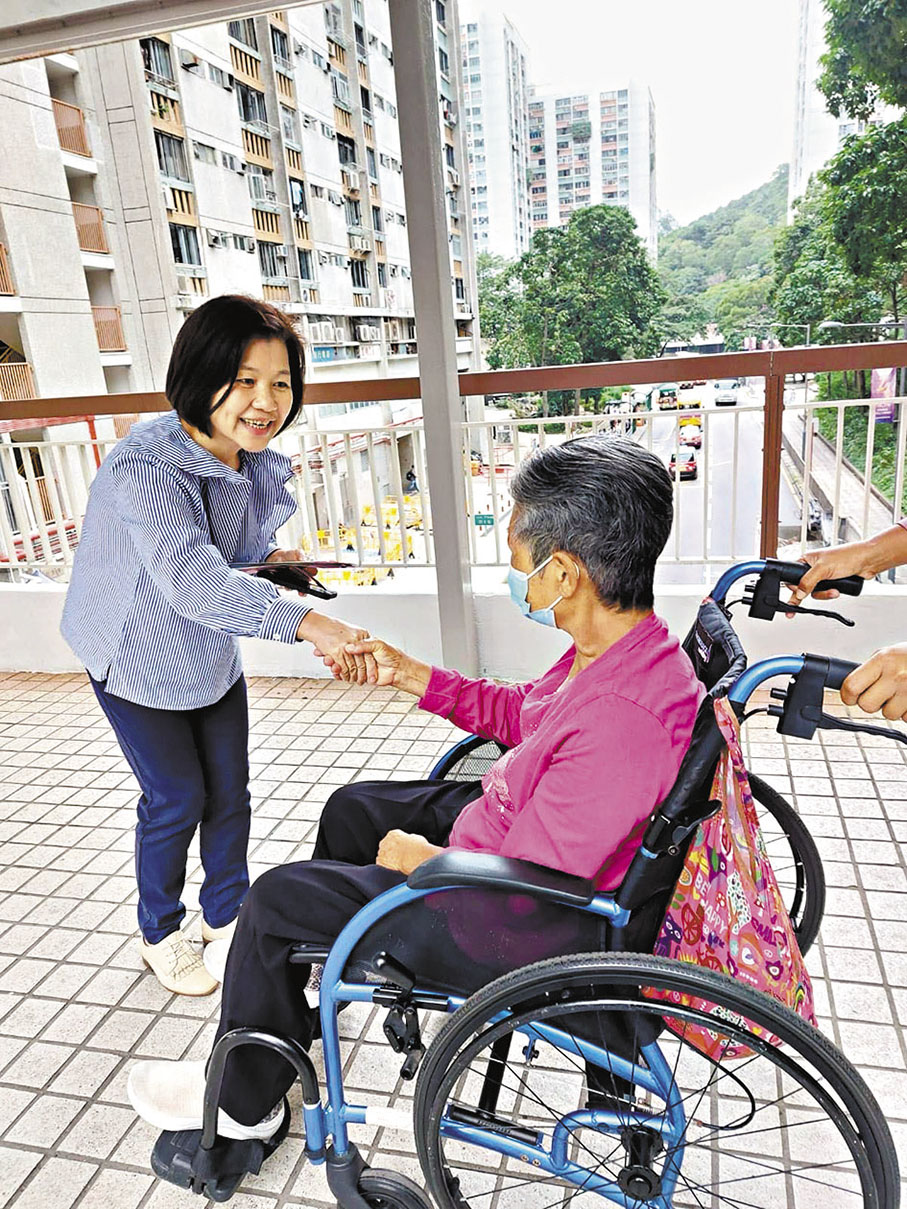 ◆ 符碧珍與婆婆握手 。 