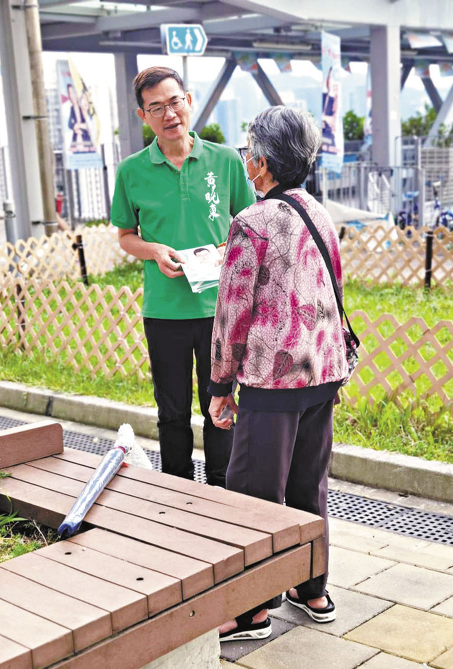 ◆ 黃曉東與市民交流 。 