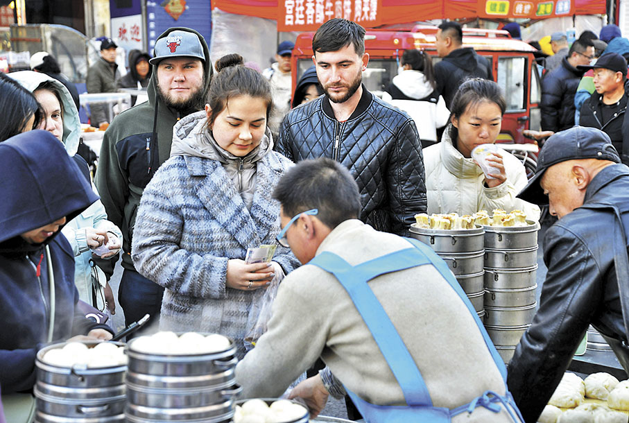 ◆俄羅斯遊客愛上中國早餐，小籠包、油條、豆腐腦備受喜愛。