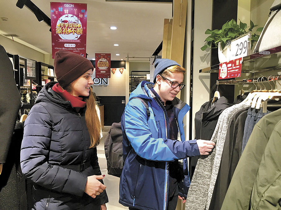 ◆遊客在選購中國品牌服飾。