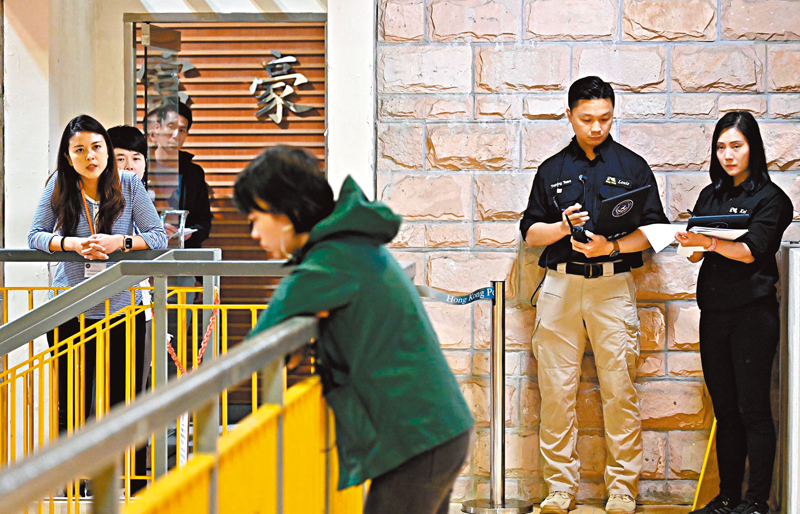 ◆15名來自警隊不同部門的新學員已完成兩周的「危機談判」課程。圖為學員模擬勸阻在行人天橋上企圖自殺人士。 警方圖片