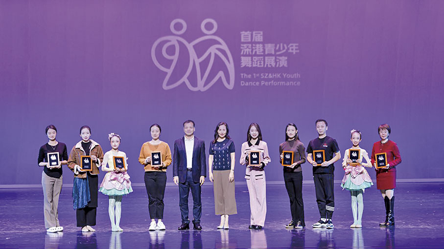 ◆中國舞協香港會員分會副主席兼秘書長董小紅（中）、深圳市坪山區委常委兼宣傳部長徐興家（左五）頒發各組別銀獎。