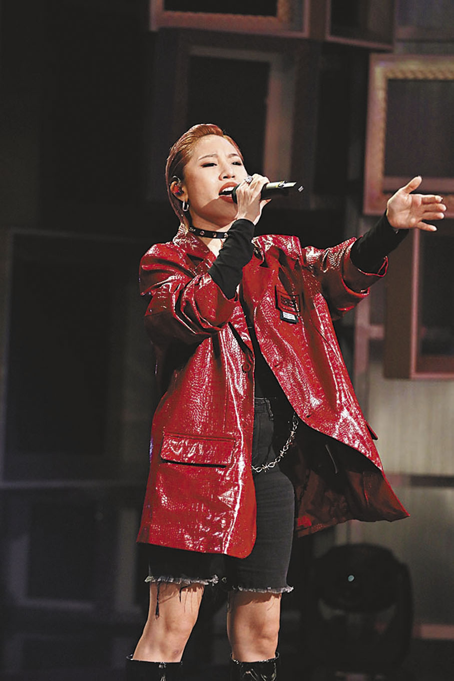 ◆陳俞霏紅色皮褸+大Red唇造型好搶眼。