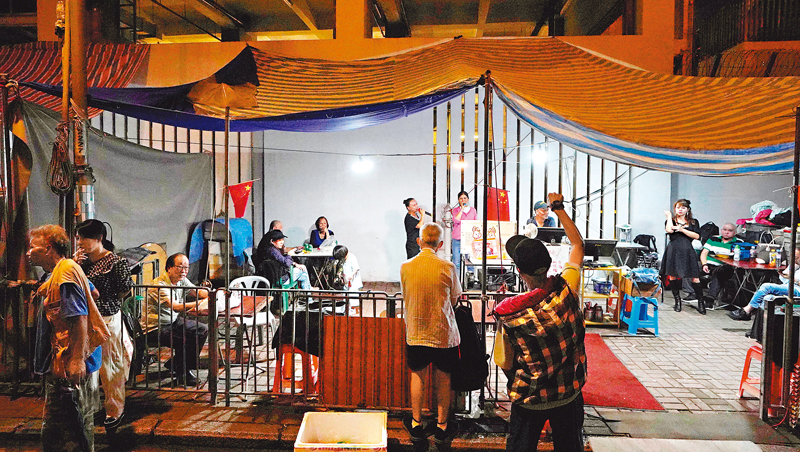 ◆廟街歌檔將於每晚十點收檔，以減少對居民的滋擾。香港文匯報記者曾興偉 攝