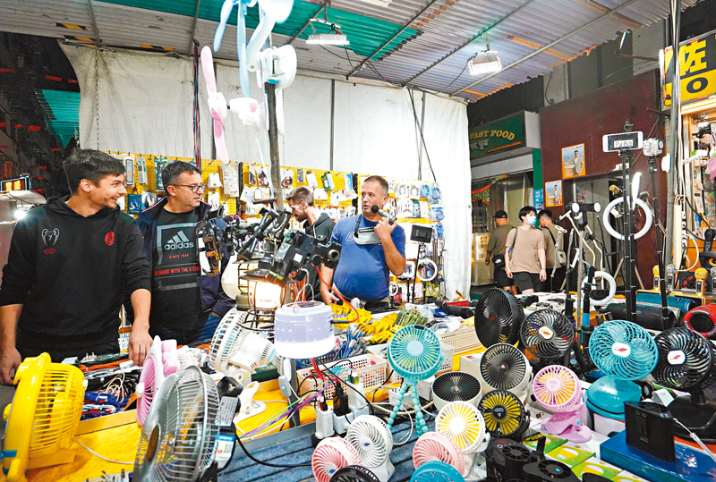 ◆遊客建議廟街夜市要辦出特色，多賣文創商品，而非僅限生活用品。 香港文匯報記者曾興偉 攝