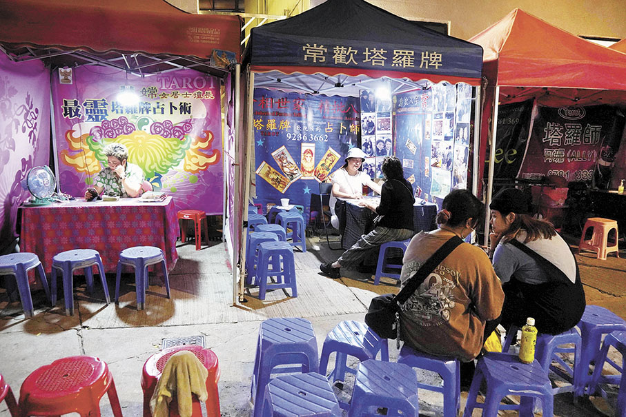 ◆塔羅牌占卜攤檔顧客不多。 香港文匯報記者曾興偉  攝