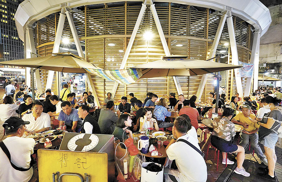 ◆臨時熟食小販巿場坐滿食客，反映美食具吸引力。 香港文匯報記者曾興偉  攝