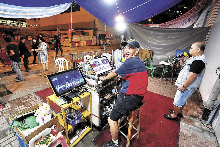 ◆歌檔檔主陳先生表示，現時每晚近九時便有警方勒令收檔，嘆生意難做。 香港文匯報記者曾興偉  攝