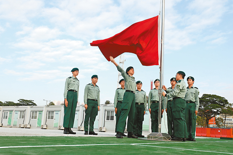 ◆香港青少年軍總會帶團員在青衣方艙進行升旗培訓。