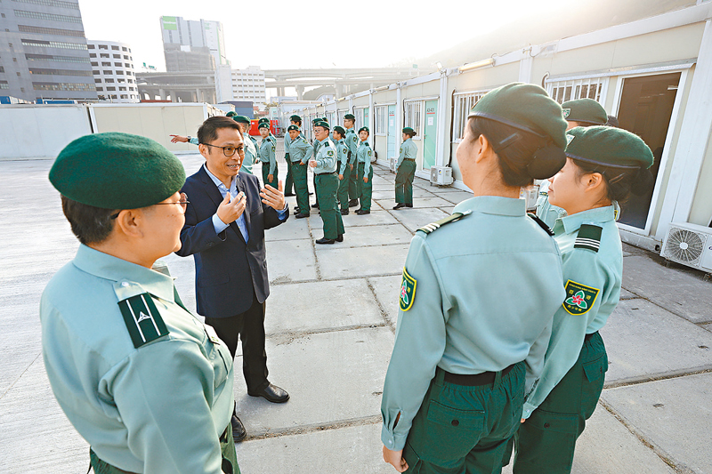 ◆韓文彬（左二）向團員介紹青衣方艙。