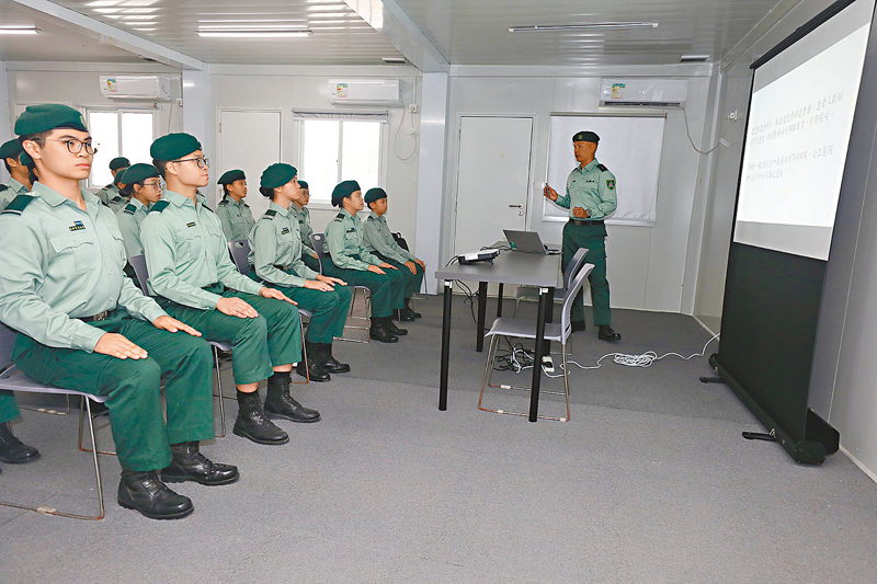 ◆團員聽教練介紹青衣方艙的歷史。