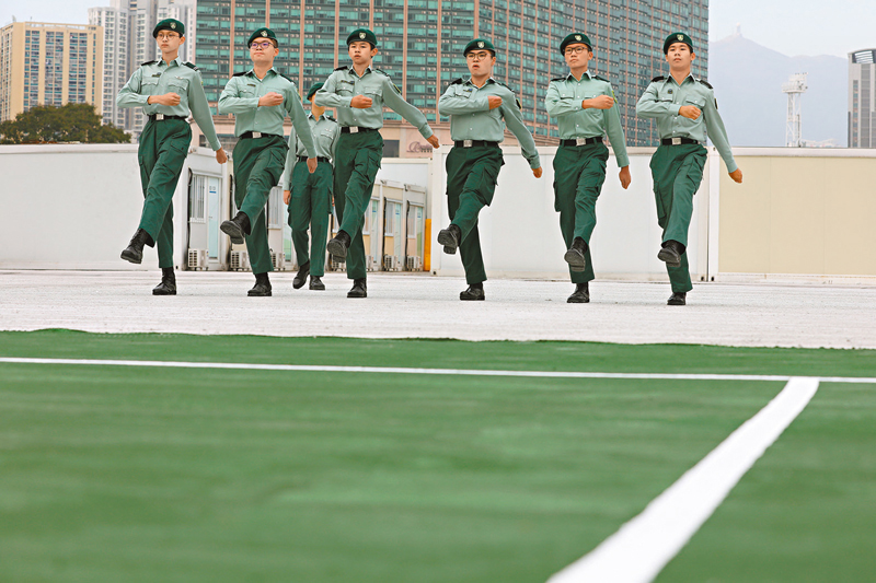 ◆團員在青衣方艙試行步操培訓。