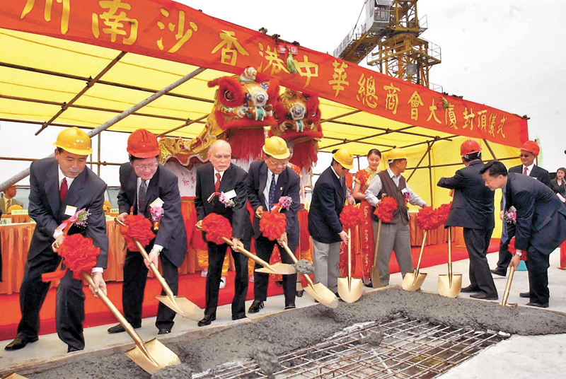 ◆2004年5月6日，霍英東（左三）等為廣州南沙香港中華總商會大廈封頂。 資料圖片