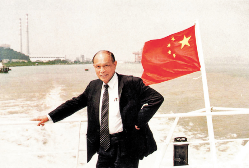 ◆1996年，霍英東在首次試航的南沙38號上。 資料圖片