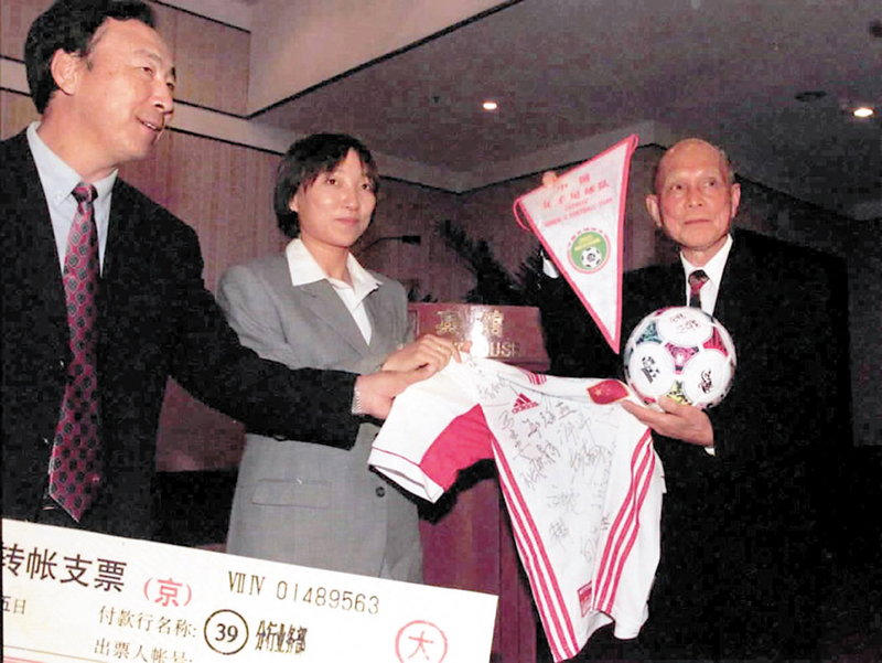 ◆一九九九年七月十五日，霍英東（右一）在北京捐贈人民幣三百萬元，獎勵中國女足奪得世界盃亞軍。 資料圖片