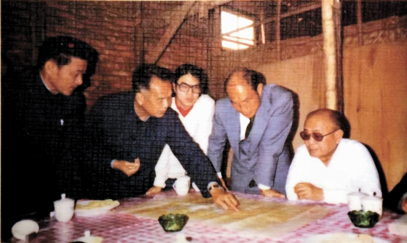 ◆一九七九年霍英東（右二）在中山溫泉賓館籌建工地。 網上圖片