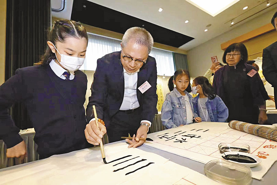 ◆顏奕端為學生作示範。 香港文匯報記者北山彥 攝