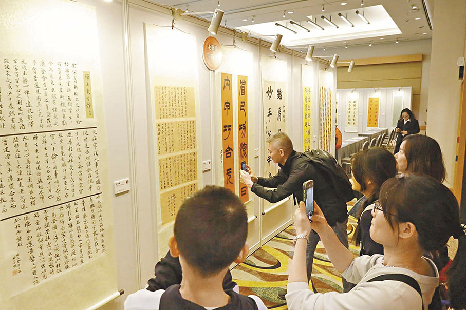 ◆學生、嘉賓及家長在作品前駐足欣賞，拍照留念。香港文匯報記者北山彥 攝