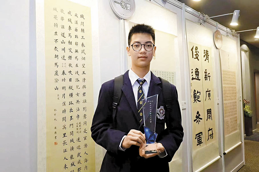 ◆高陽與特等獎作品《古詩三首》。 香港文匯報記者北山彥 攝