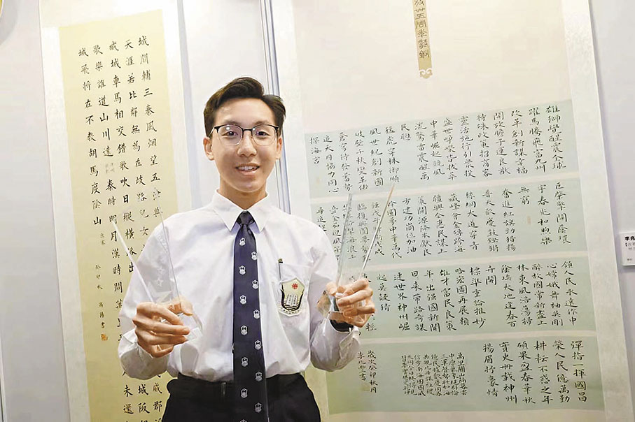 ◆李兆豐與一等獎作品《改革開放卌五周年詩抄》。 香港文匯報記者北山彥 攝