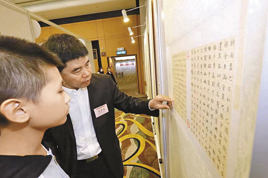 ◆李菲鴻耐心解答學生的問題。 香港文匯報記者北山彥 攝