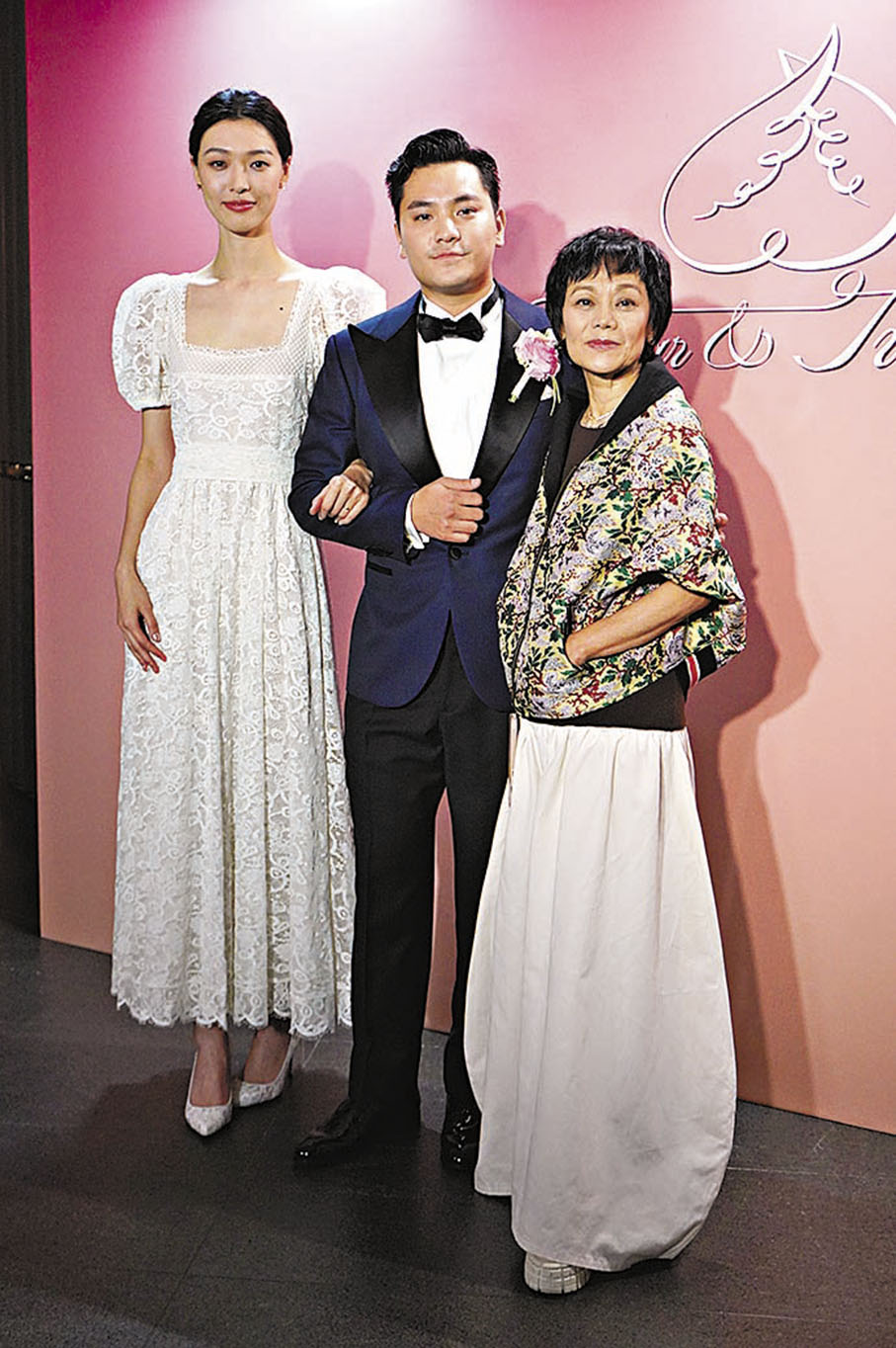 ◆張艾嘉笑言心情像畢業了，把媽咪的工作移交給新抱。