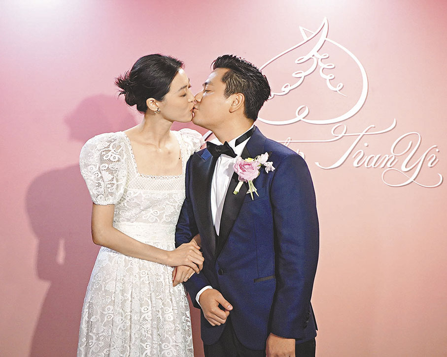 ◆王令塵與游天翼連續三度咀嘴。