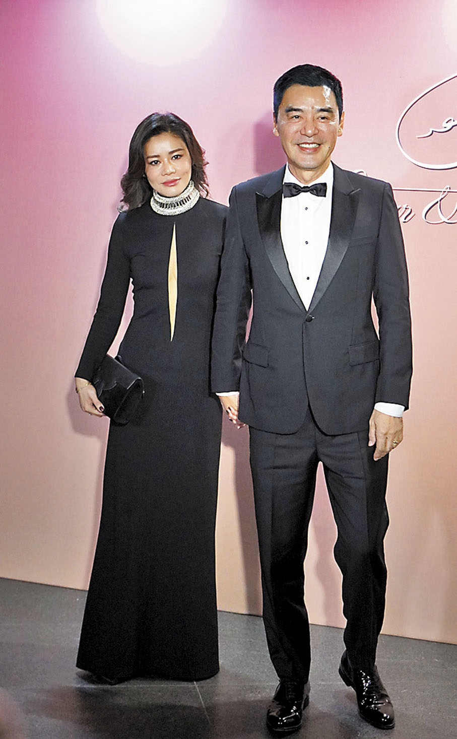 ◆鍾鎮濤與性感打扮的太太拖手現身。