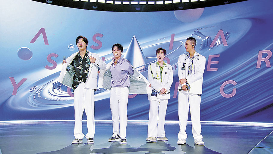 ◆丁子朗(左二)和黃奕斌(左一)脫去西裝外套。