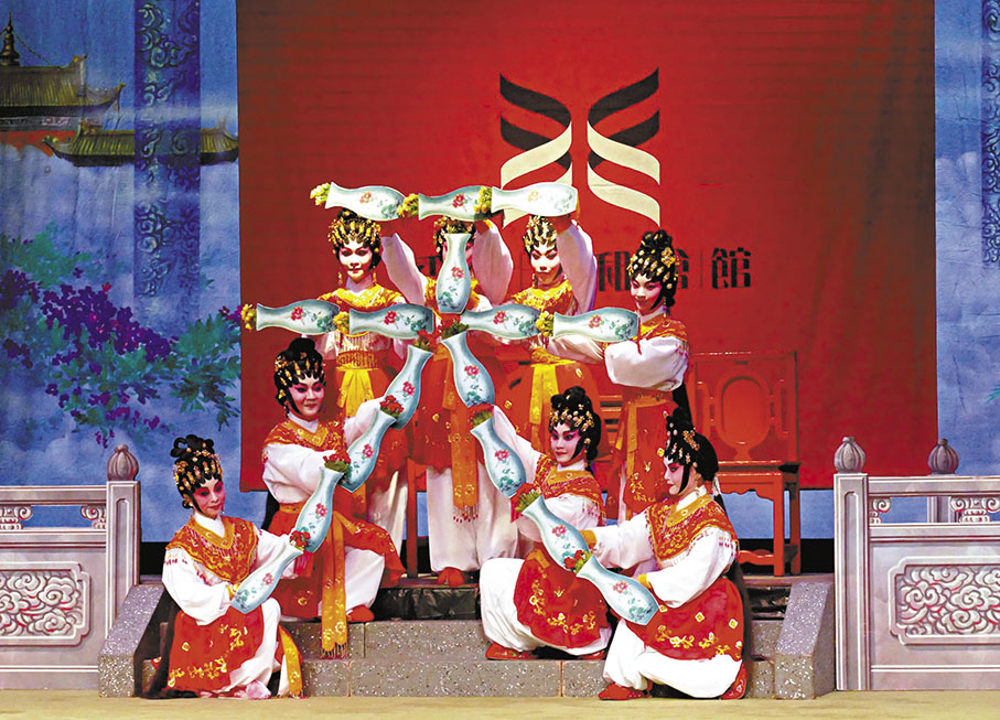 ◆花旦群表演「擺花」技,展現天下太平的「天」字。