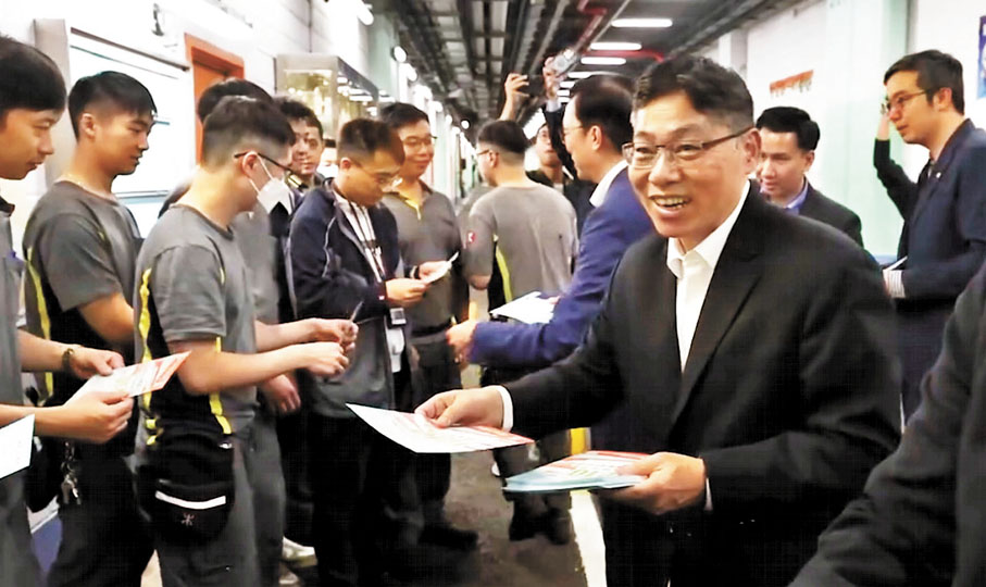 ◆運輸及物流局局長林世雄到訪港鐵九龍灣車廠呼籲員工帶家人一起投票。 運輸及物流局Fb圖片